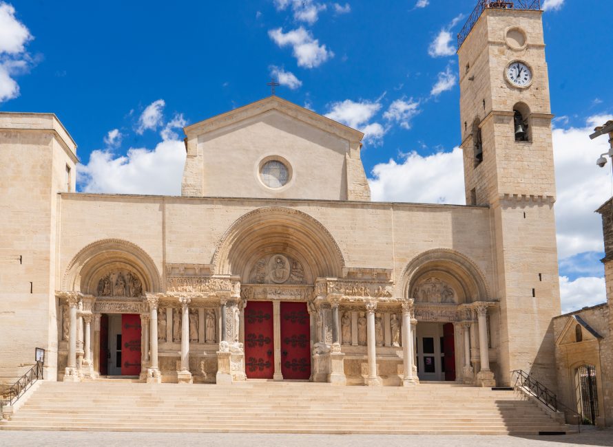 Façade de l'abbatiale de Saint-Gilles^.