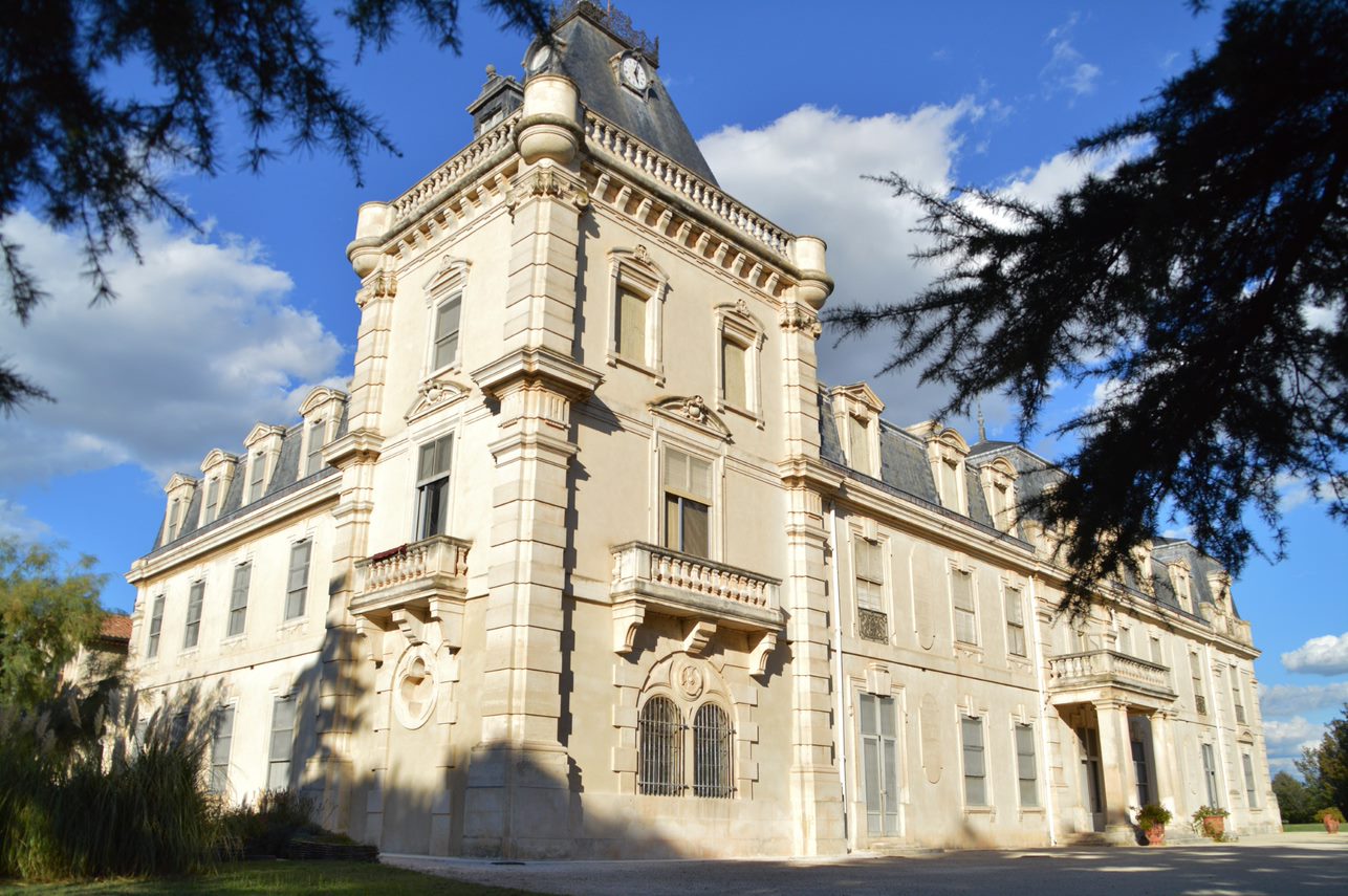 Photo de la façade du château d'Espeyran de Saint-Gilles.