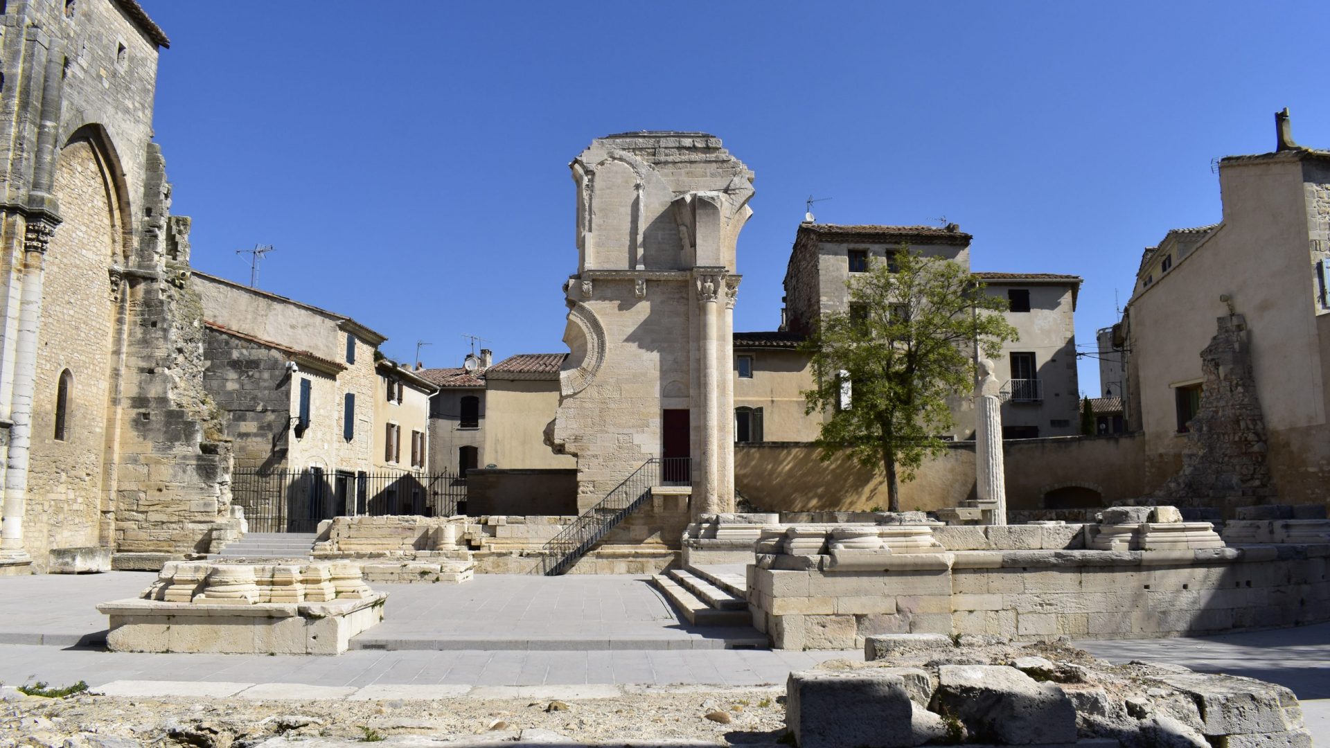Ruines de l'ancien chœur et escalier en vis de Saint-Gilles