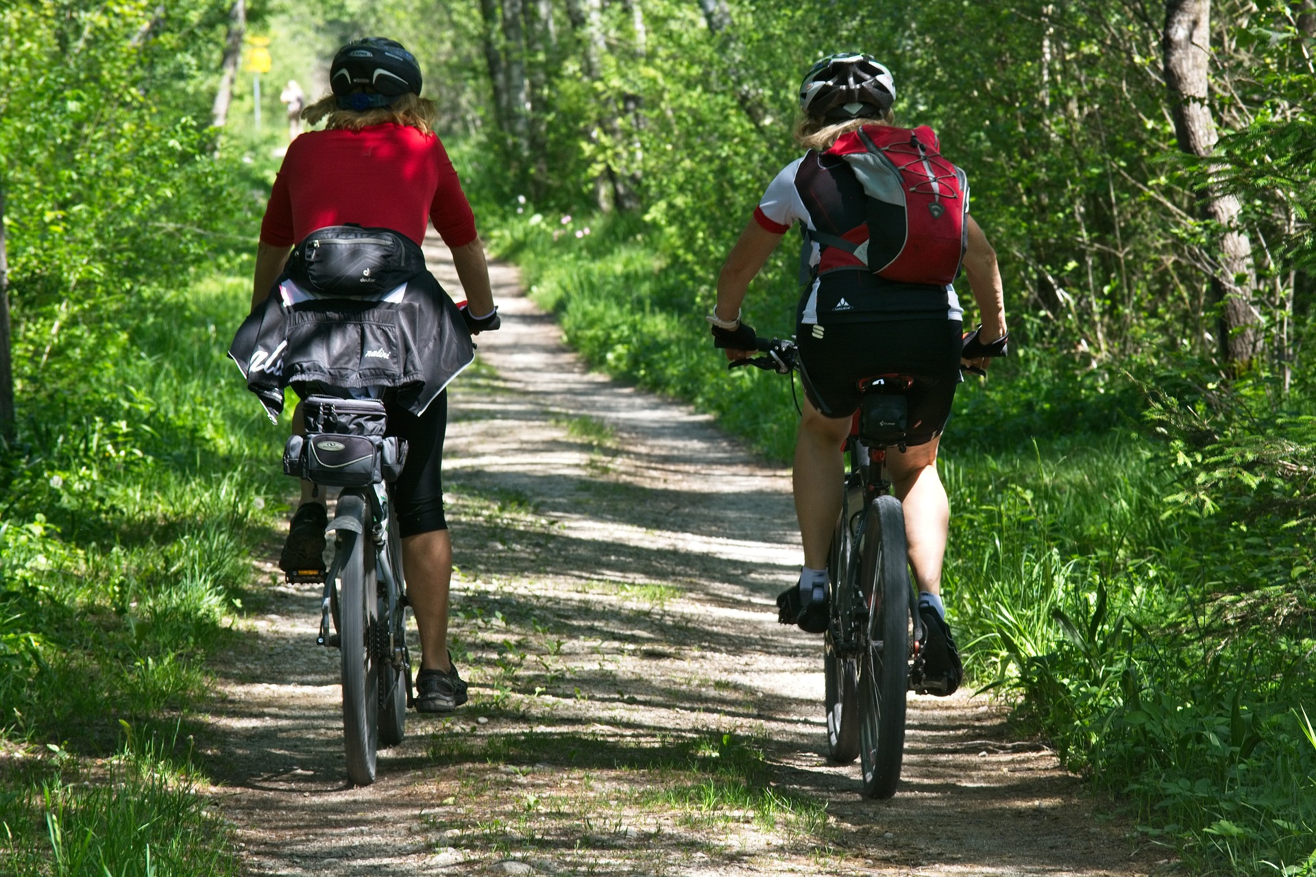 Photo de deux personnes entrain de faire du velo