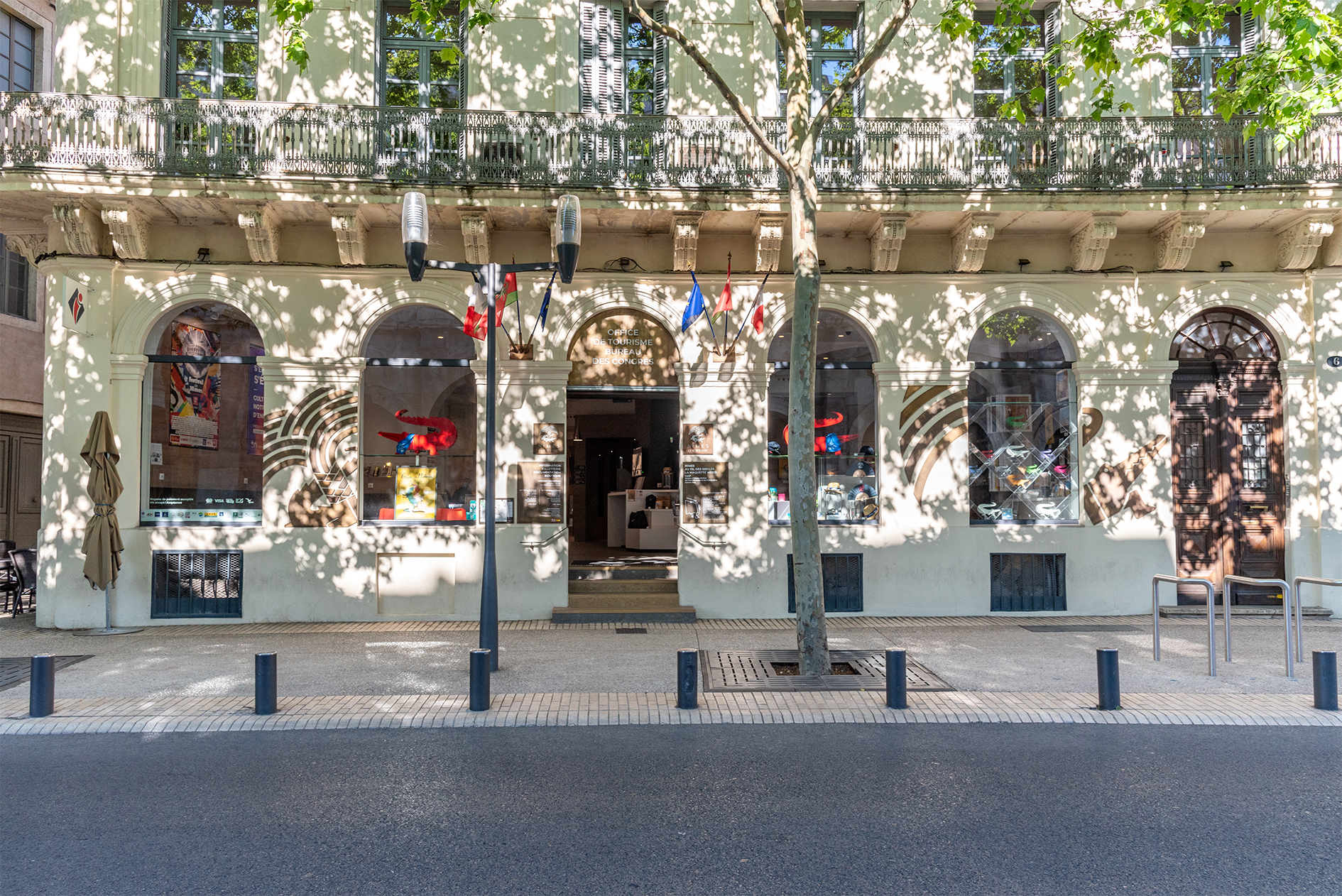 Façade de l'Office du Tourisme de Nîmes en début d'après-midi l'été